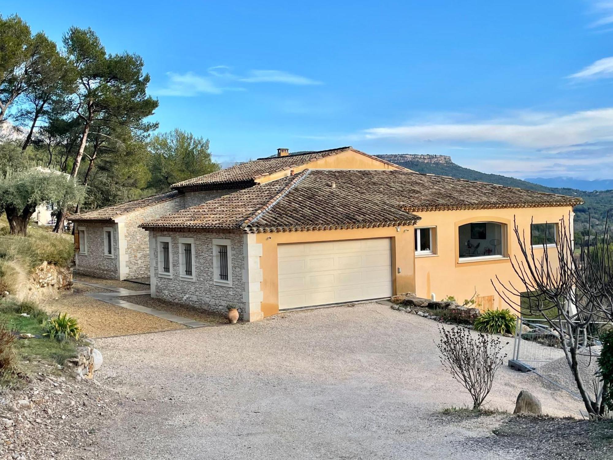Villa Lumineuse Avec Piscine Clim 1Ere Etage Vue Panoramique Sur Les Montagnes Sur Le Site De La Sainte-Victoire Le Tholonet Luaran gambar